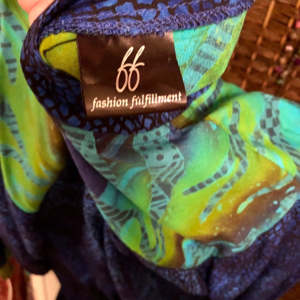 Gorgeous Colorful Shirt 💚💙 - Picture 6 of 8